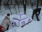 Родители украшают  участок к празднику